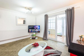 Elite 2 Bedroom House in Chadwell Heath/ Romford with Free Wifi and Parking upto 4 guests, Ilford